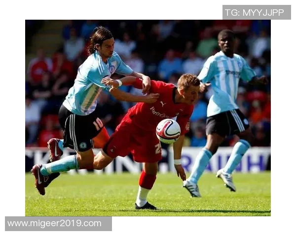 足球场上的魅力与挑战 女生喷球星背后的故事与情感纠葛